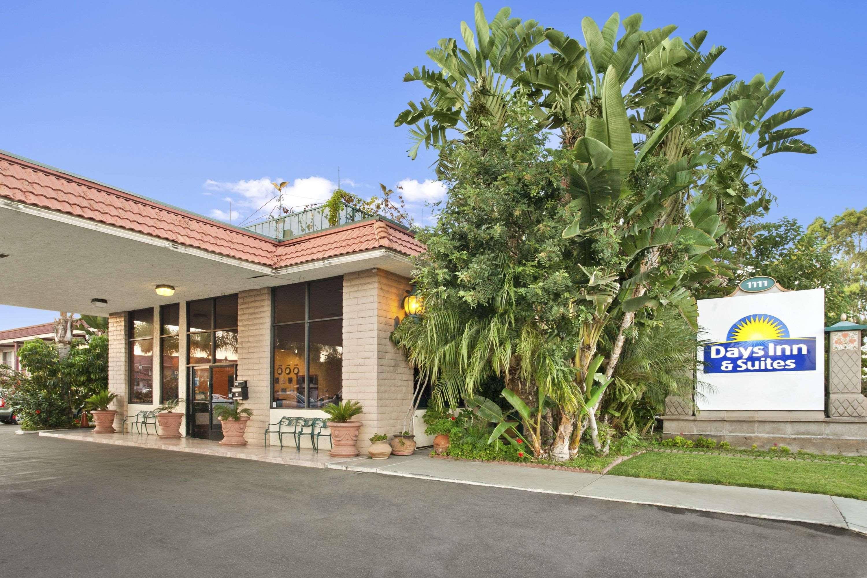 Days Inn & Suites By Wyndham Anaheim At Disneyland Park Eksteriør bilde
