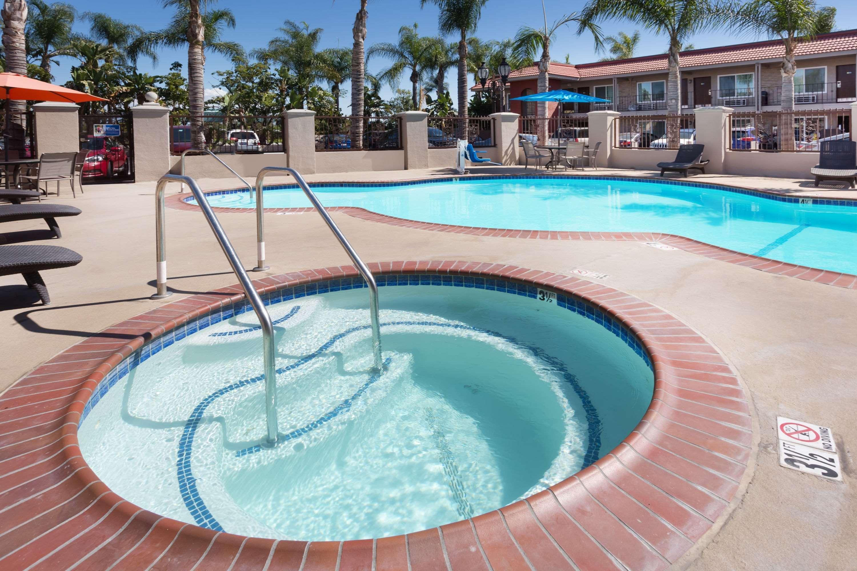 Days Inn & Suites By Wyndham Anaheim At Disneyland Park Eksteriør bilde