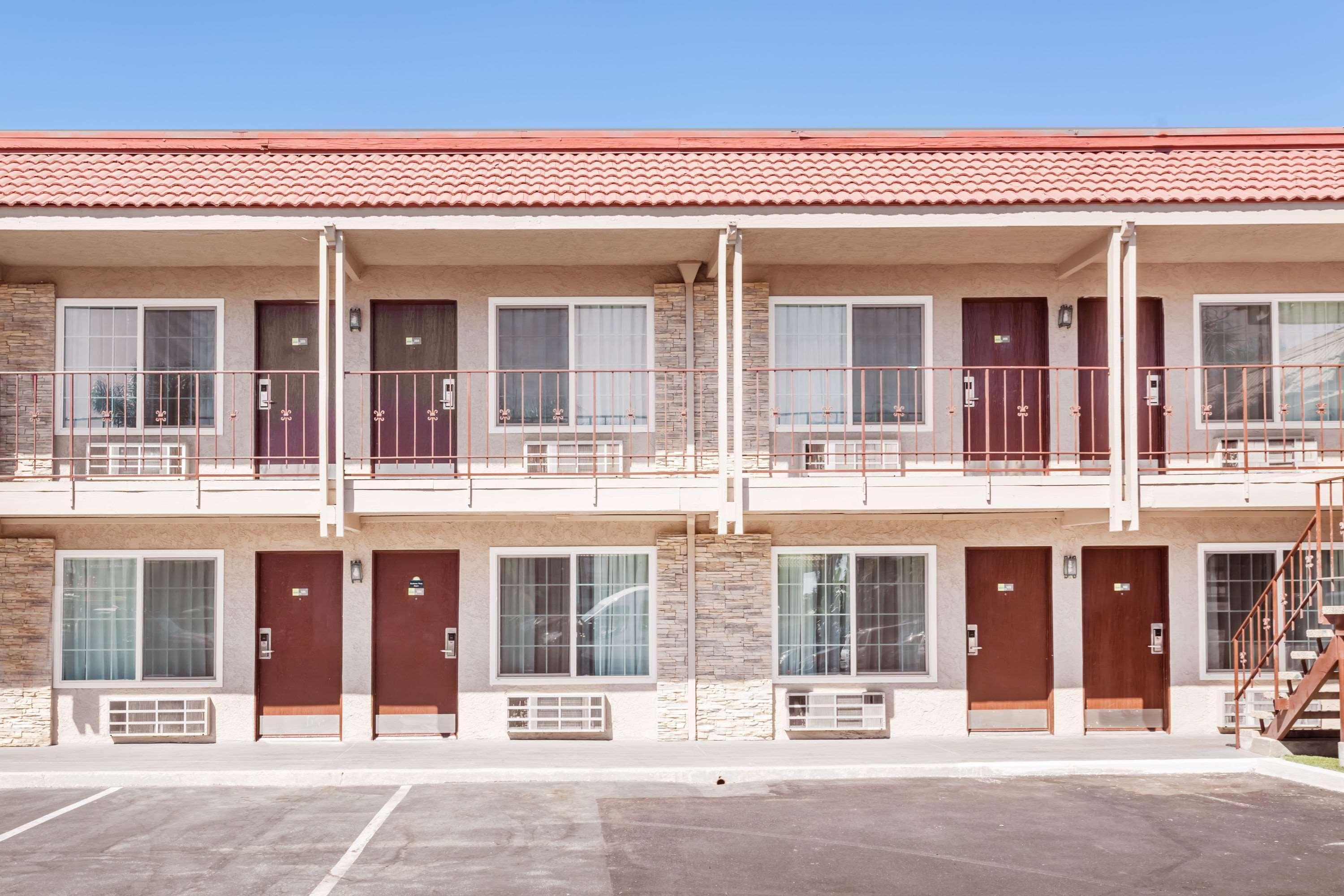 Days Inn & Suites By Wyndham Anaheim At Disneyland Park Eksteriør bilde
