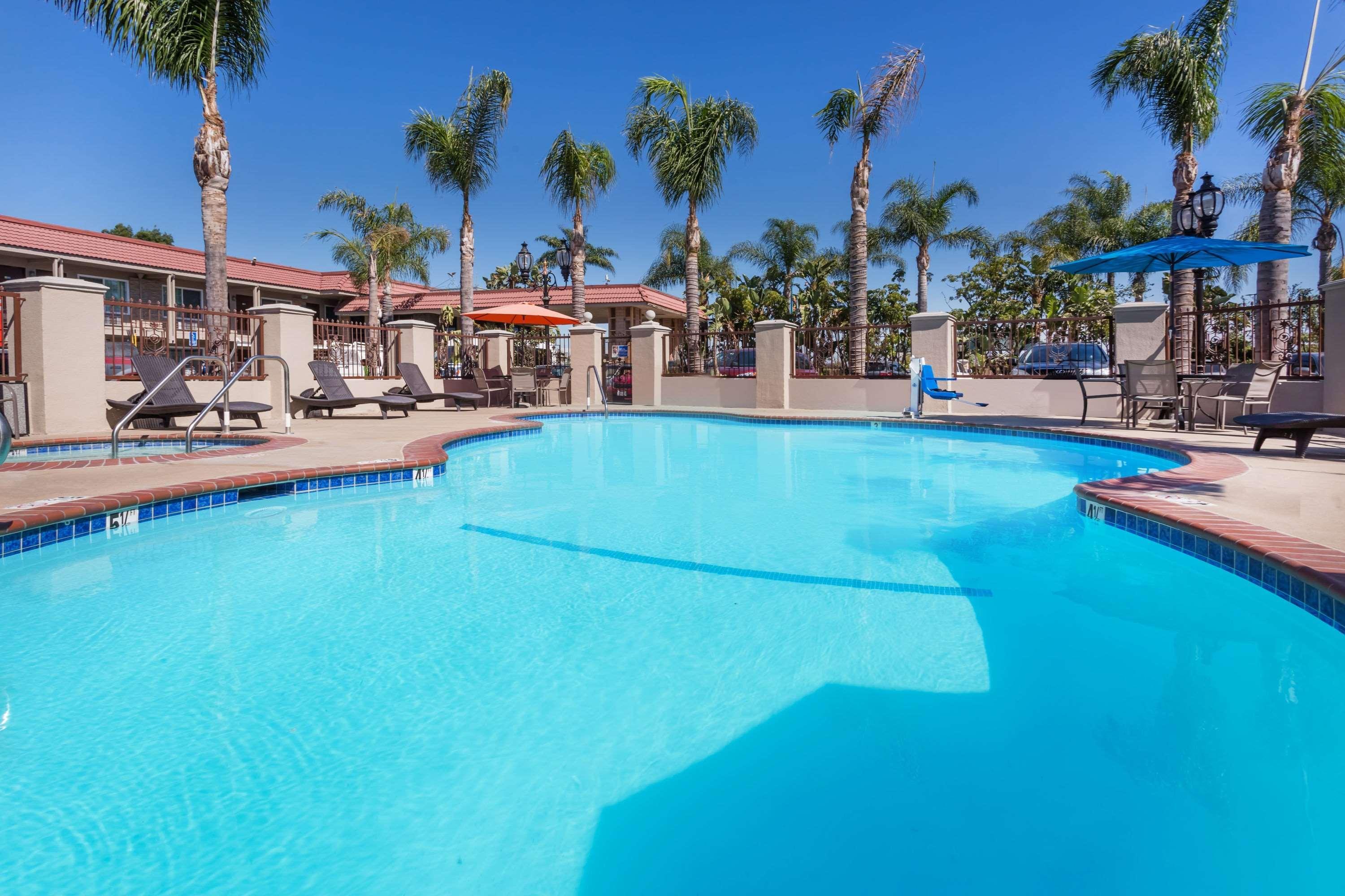 Days Inn & Suites By Wyndham Anaheim At Disneyland Park Eksteriør bilde